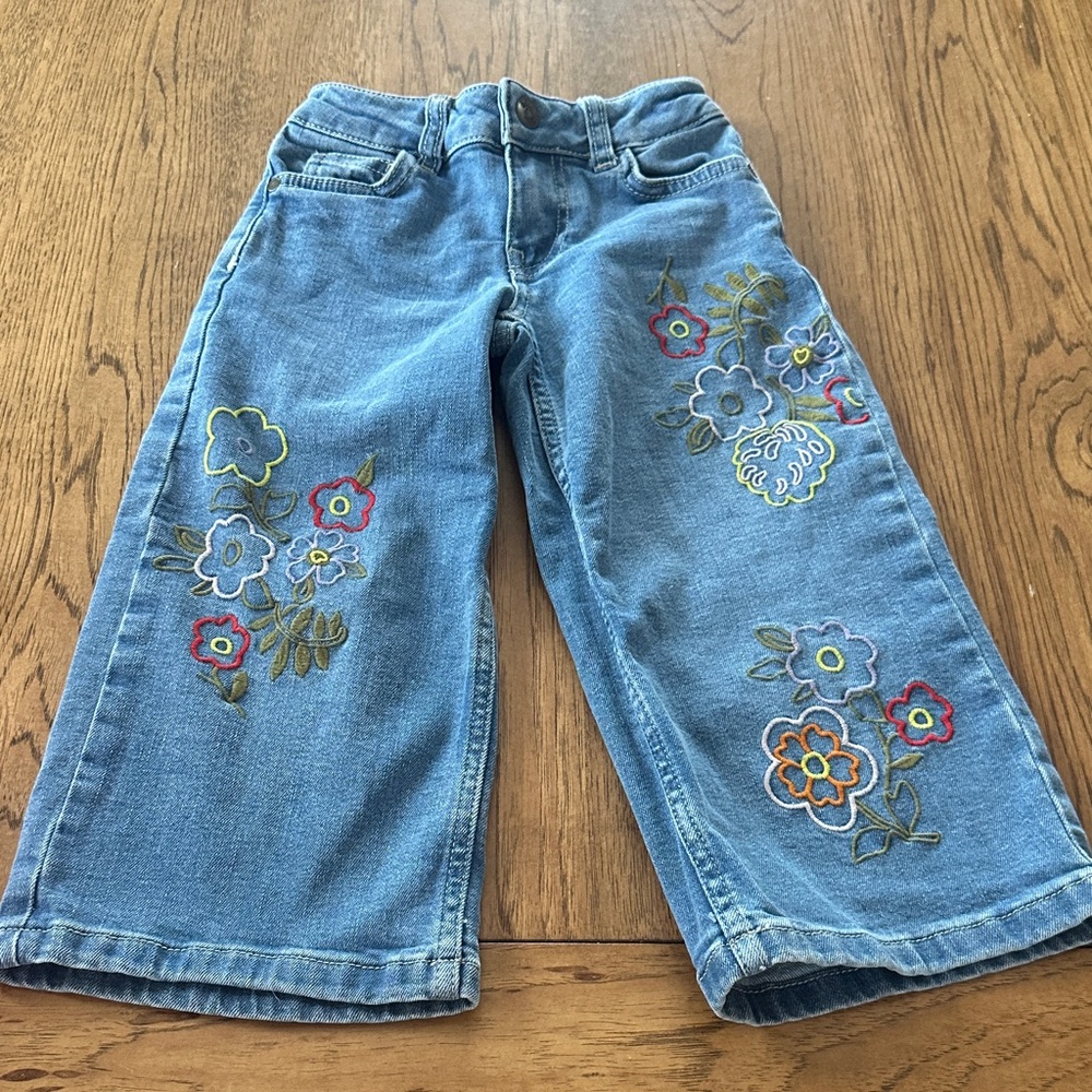 Boden girls size 5 Blue Kids Jeans with Floral Embroidery barrel Jean